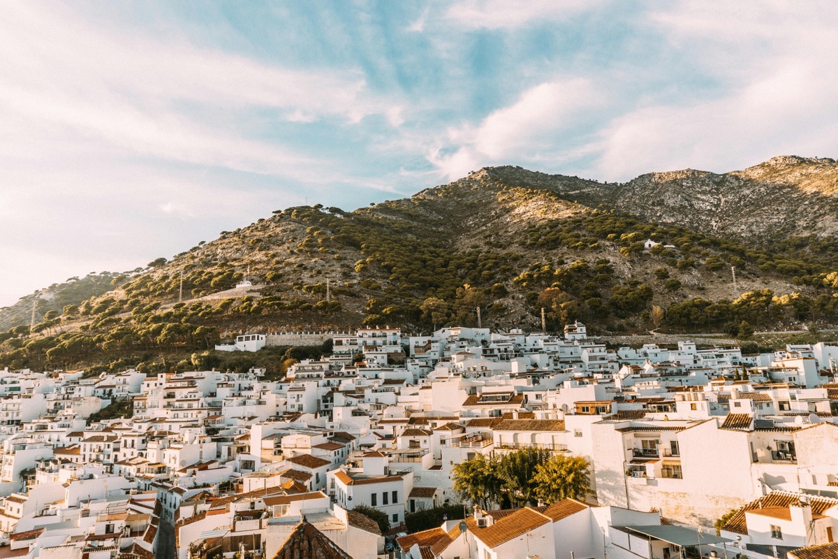 Pueblo blanco de las Alpujarras al atardecer