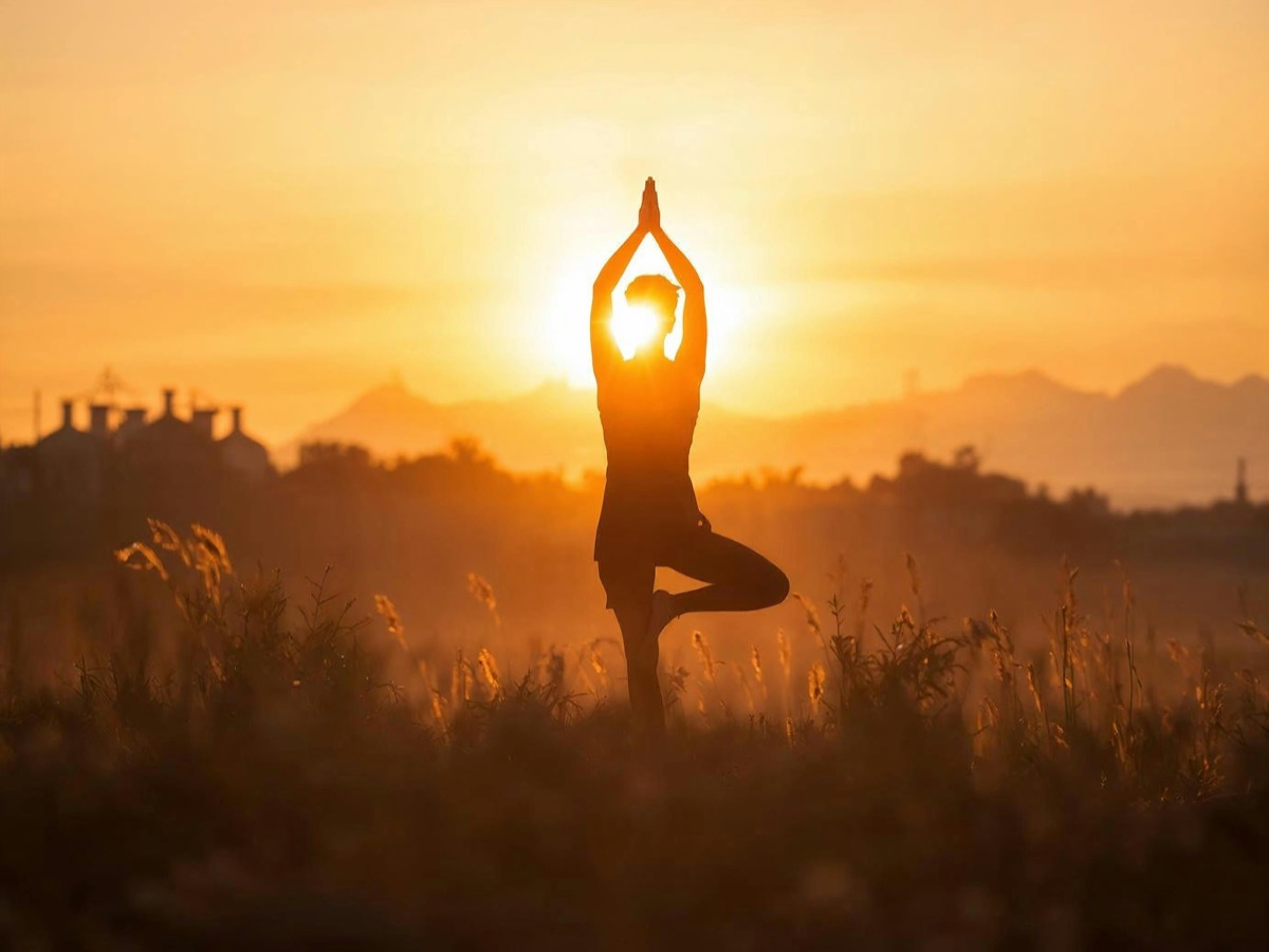 Yoga al atardecer en la naturaleza